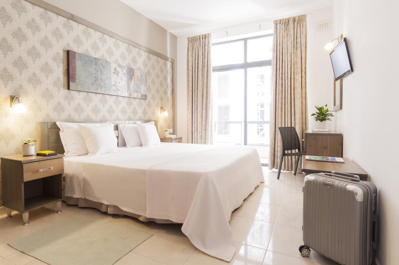 By Alexandra Hotel Saint Julian's